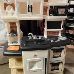 Cuinette et accessoires 70$ camion de construction 20$ ou 80$ pour le lots!